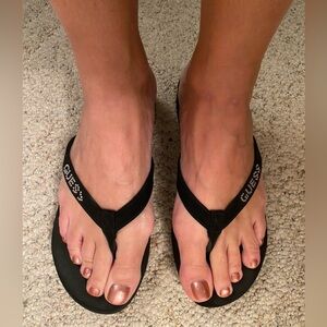 Size 10 guess flip flops